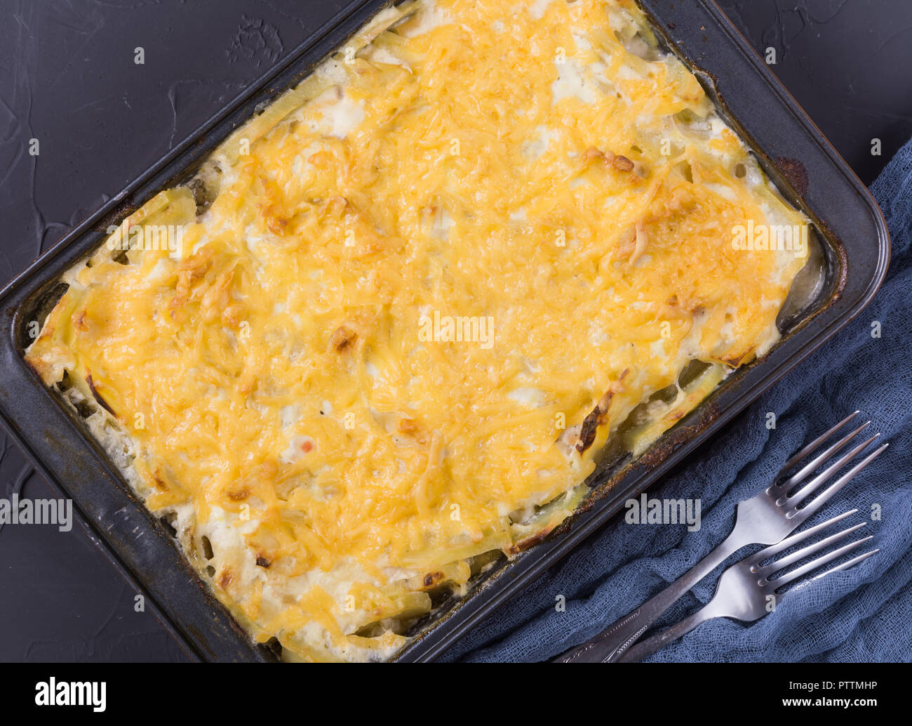 Al Gratin con patate e pollo su sfondo scuro Foto Stock