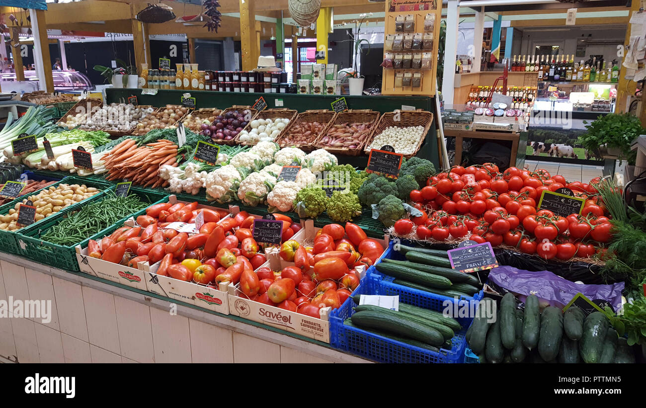 Varietà di verdure, mercato Saint Pierre, Clermont Ferrand, Auvergne, Francia Foto Stock