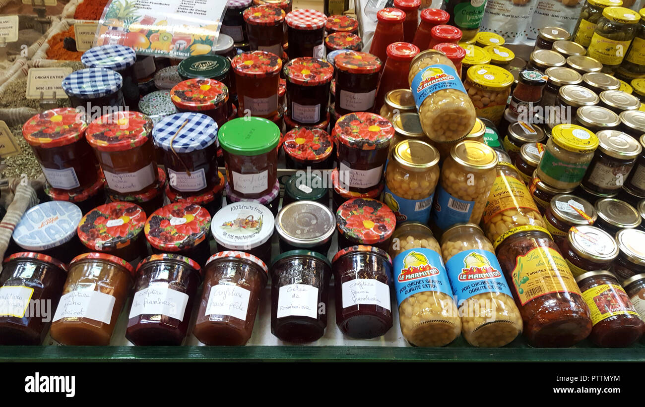 Varietà di marmellate, mercato Saint Pierre, Clermont Ferrand, Auvergne, Francia Foto Stock