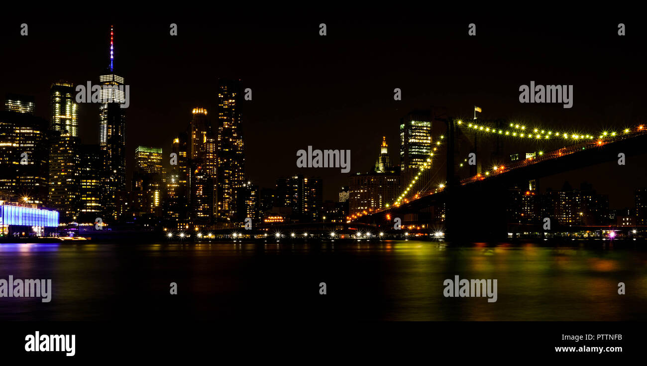 La parte inferiore di Manhattan e Brooklyn Bridge di notte, preso da Brooklyn Heights, mostrando la Freedom Tower Foto Stock
