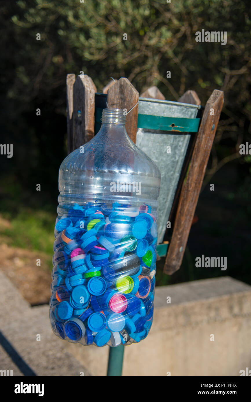 Separate la bottiglia di plastica tappi per il riciclaggio Foto Stock