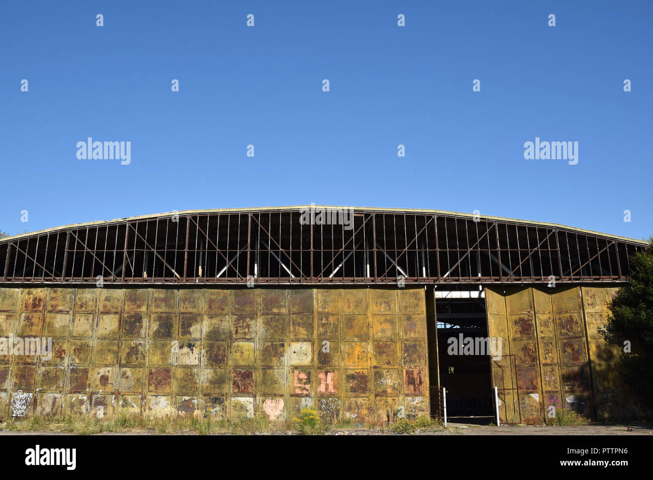 Hangar in aria sovietica di base Juterbog nella ex Germania Est. Foto Stock