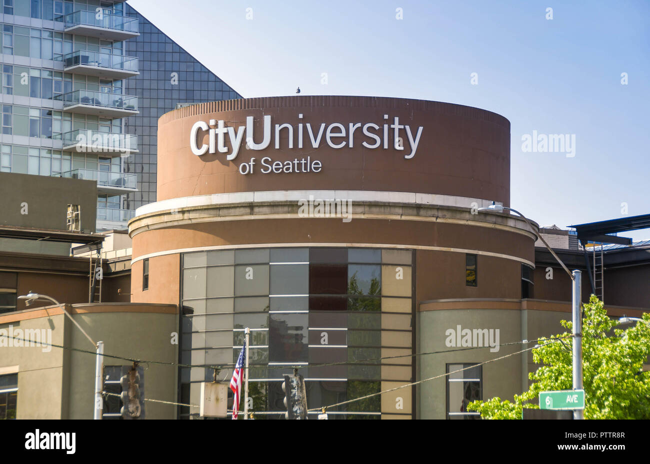 SEATTLE, NELLO STATO DI WASHINGTON, STATI UNITI D'AMERICA - Giugno 2018: Grande segno sul lato della città palazzo universitario in downtwon Seattle. Foto Stock