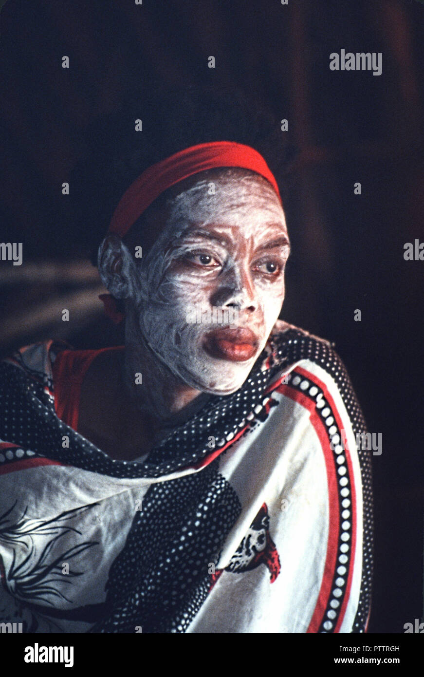 Zulu donna Sangoma guaritore tradizionale e fortune teller in Shakaland attrazione turistica Foto Stock