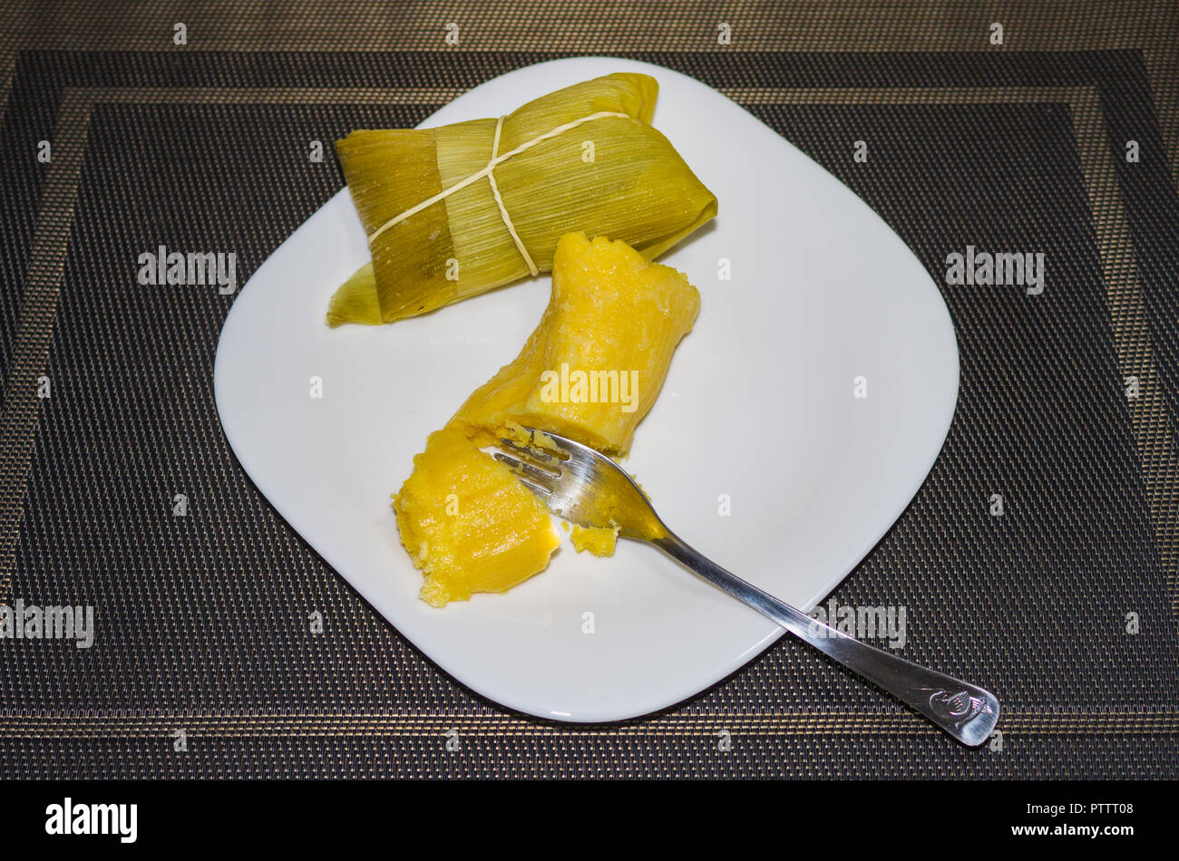 Pamonha fatta di mais verde e torrefatto nella sua cannucce. Essa può essere dolce o salato con vari ripieni. Cibo Tipico dal centro-ovest della regione di Braz Foto Stock