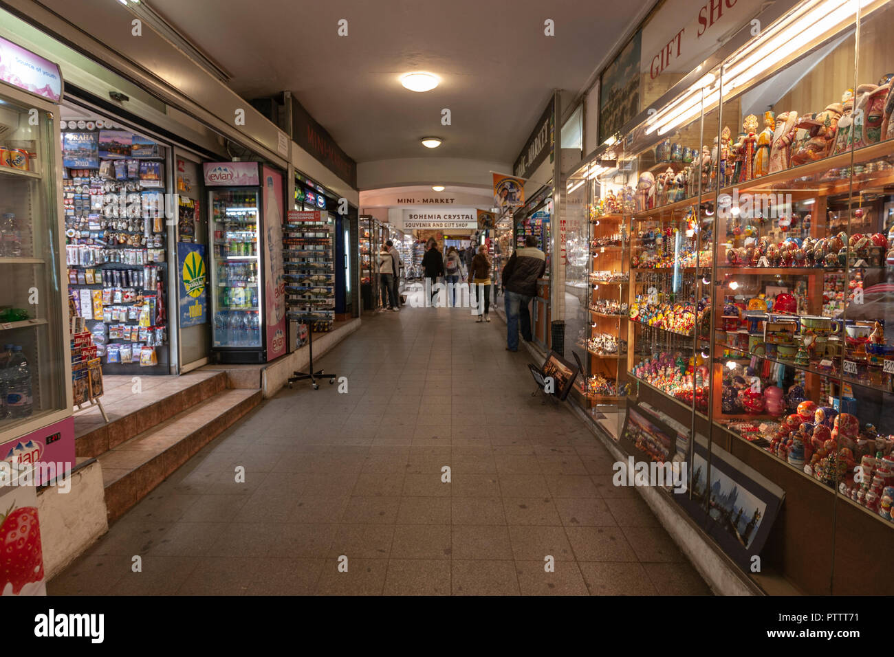 I turisti in un negozio di souvenir shopping passaggio a Praga, Repubblica Ceca. Foto Stock