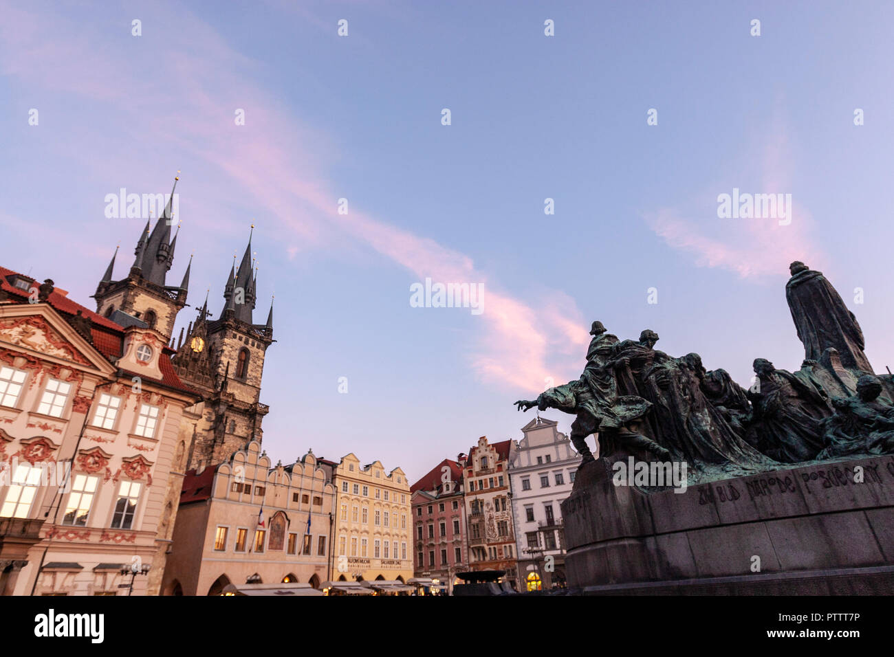 Jan Hus monumento, Pomník mistra Jana Husa in Staroměstské náměstí, Piazza della Città Vecchia, al tramonto, Praga, Repubblica Ceca. Foto Stock