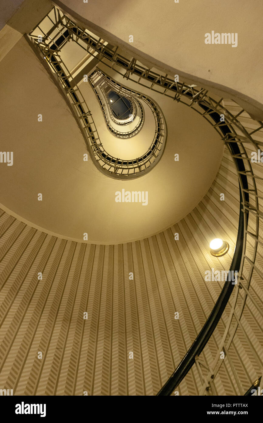 A forma di bulbo cubismo style scale, Casa della Madonna Nera , Ovocný trh, Città Vecchia, Praga, Repubblica Ceca Foto Stock