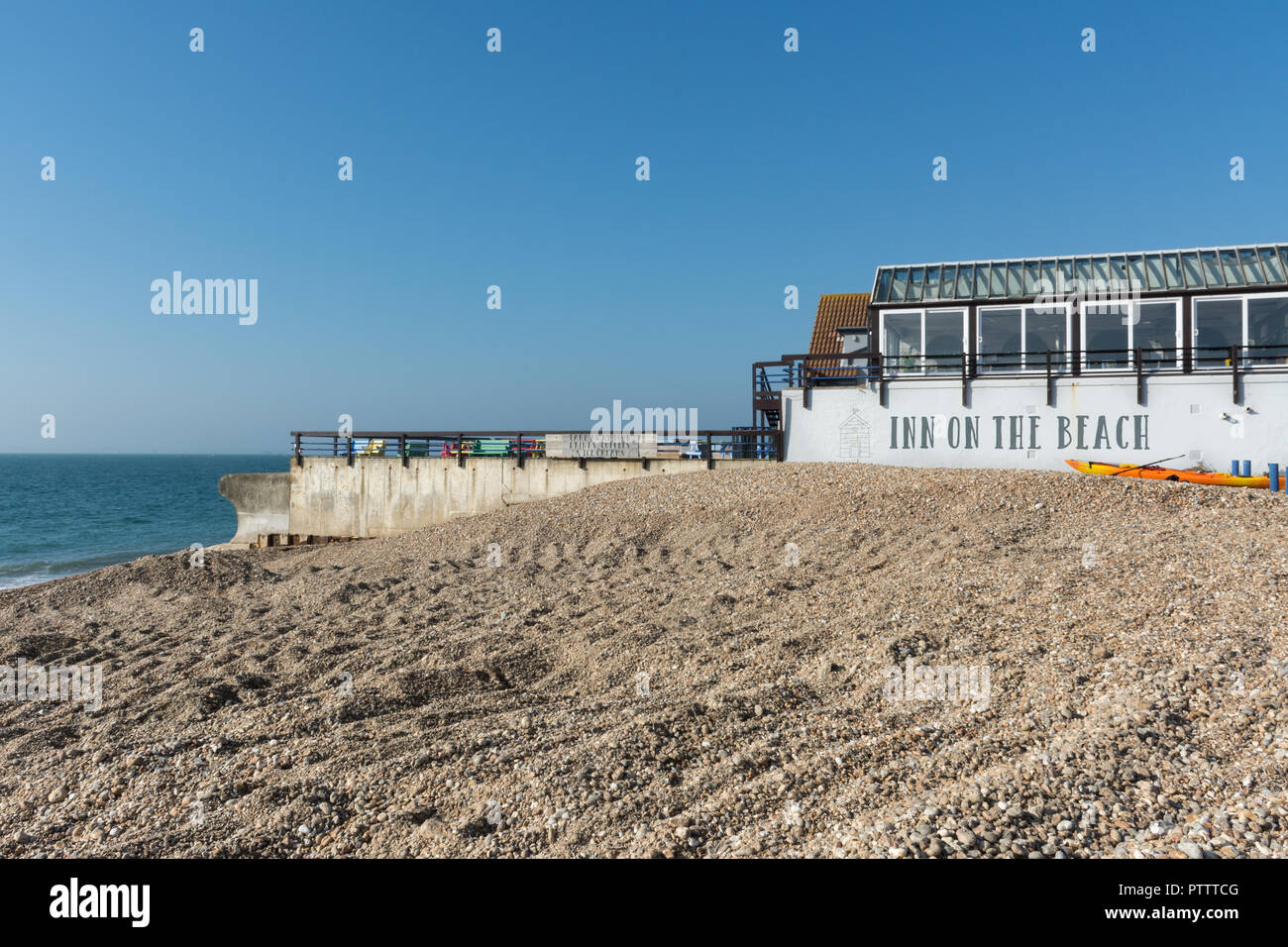 Inn sulla spiaggia, un pub sul lungomare a Hayling Island, Hampshire, Regno Unito, in una giornata di sole Foto Stock