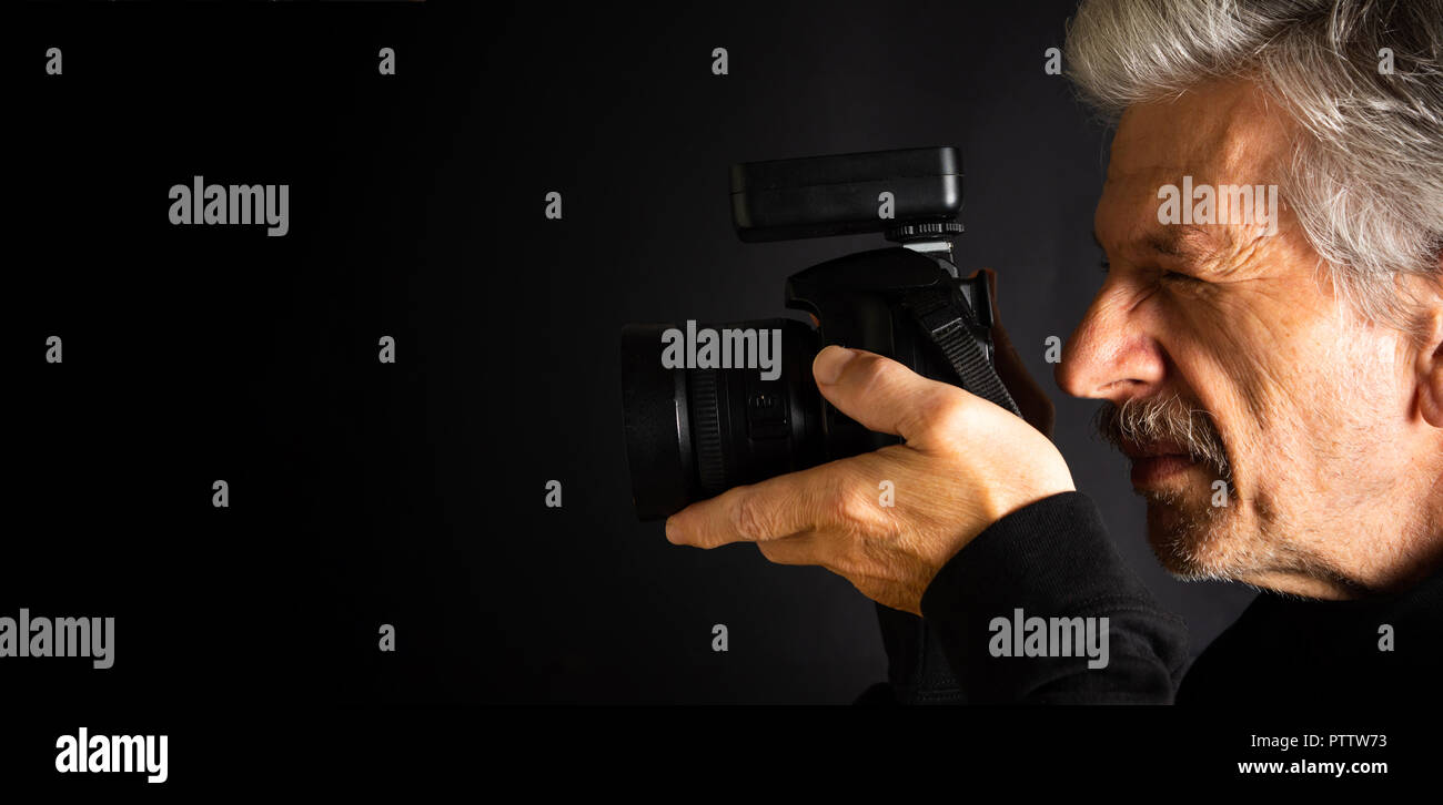 Senior utilizzando una fotocamera reflex digitale close up Foto Stock