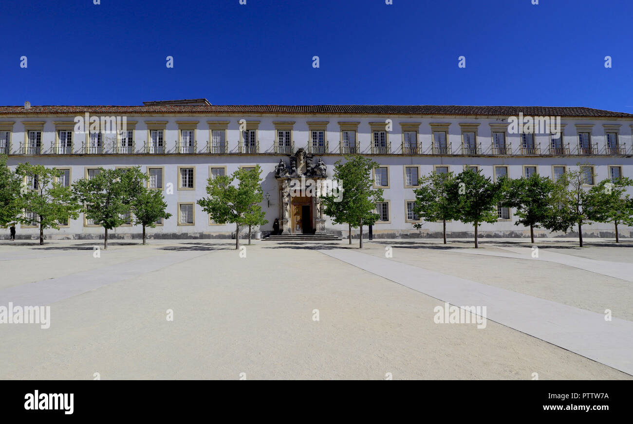 Un'immagine catturata nel sole di mezzogiorno che mostra la costruzione su un lato della splendida piazza dell'Università di Coimbra. Foto Stock