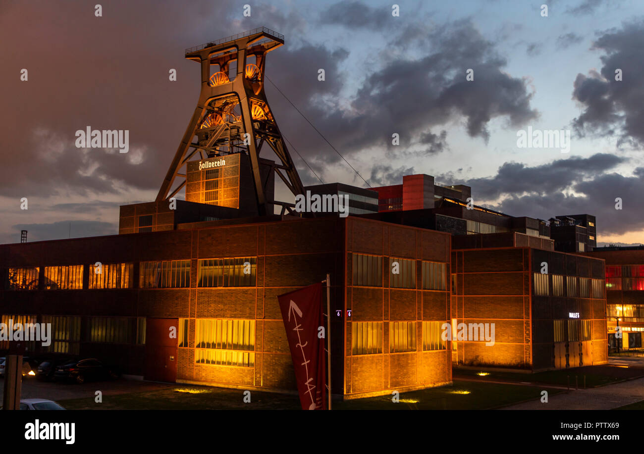 Miniera di carbone di Zollverein a Essen, NRW, Sito Patrimonio Mondiale dell'UNESCO, Doppelbock ponteggio dell'albero XII, Foto Stock