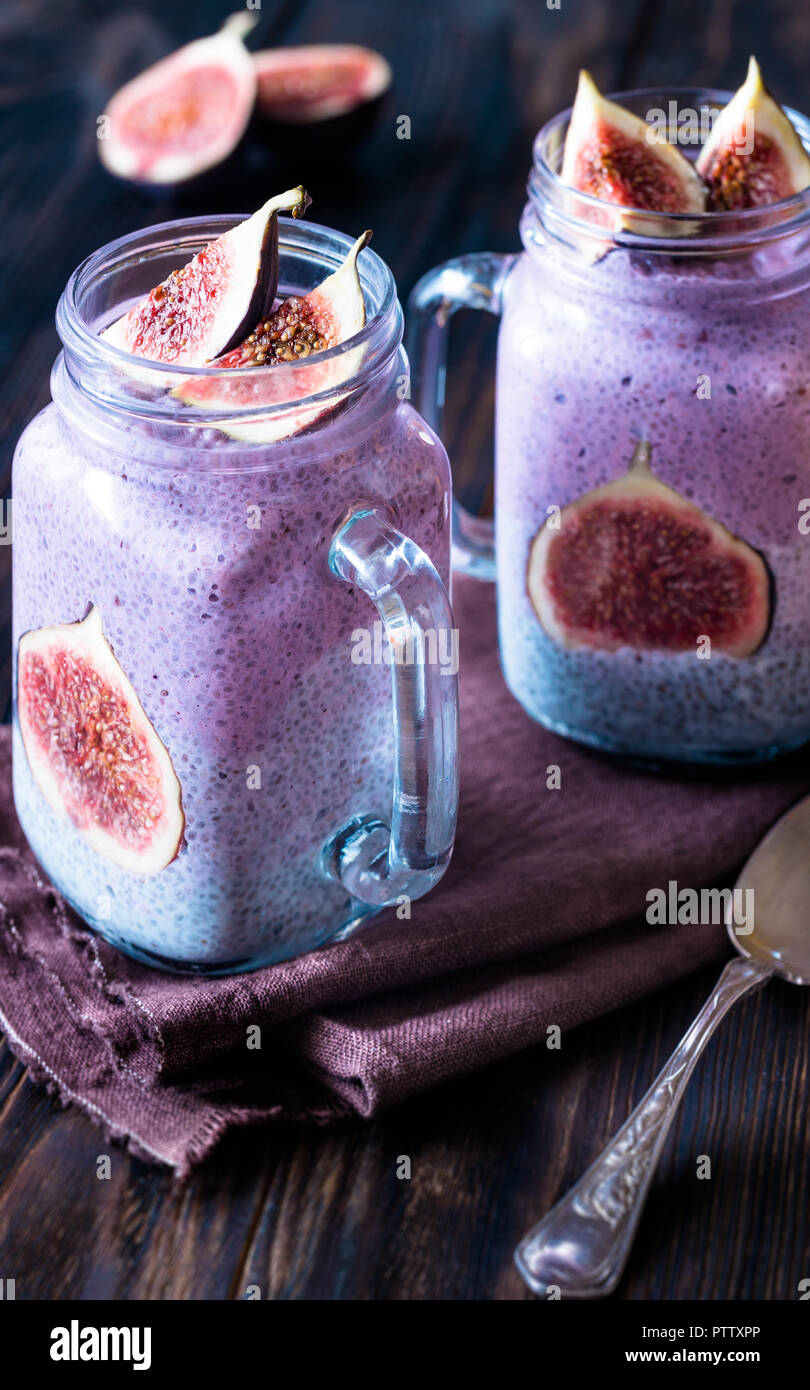 Semi di Chia budini con fette di fig Foto Stock