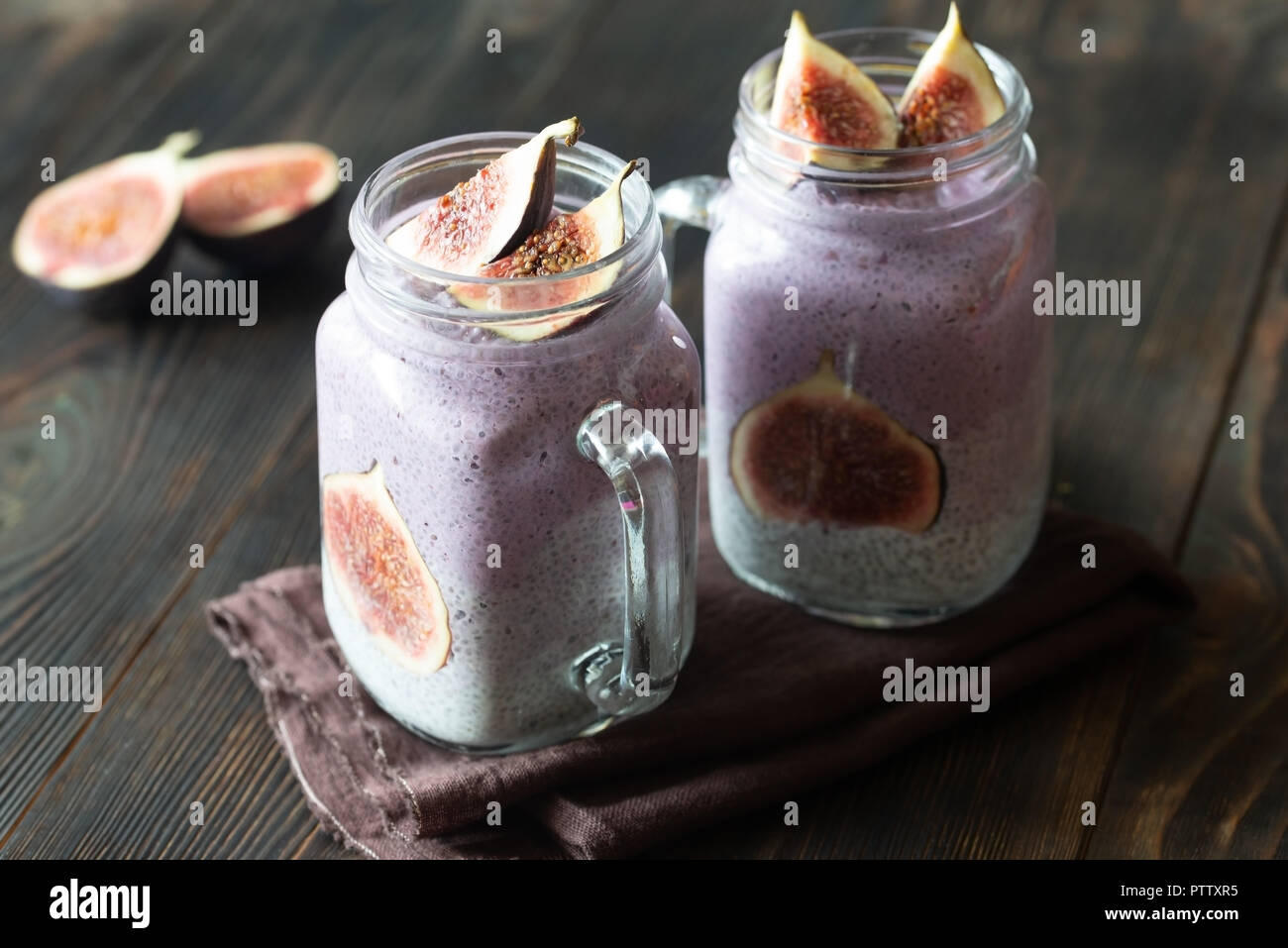 Semi di Chia budini con fette di fig Foto Stock