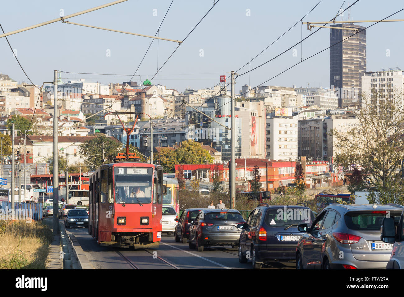 Paesaggio urbano di Belgrado - Vista della Città Vecchia (Stari Grad) e un vecchio tram rosso. Foto Stock