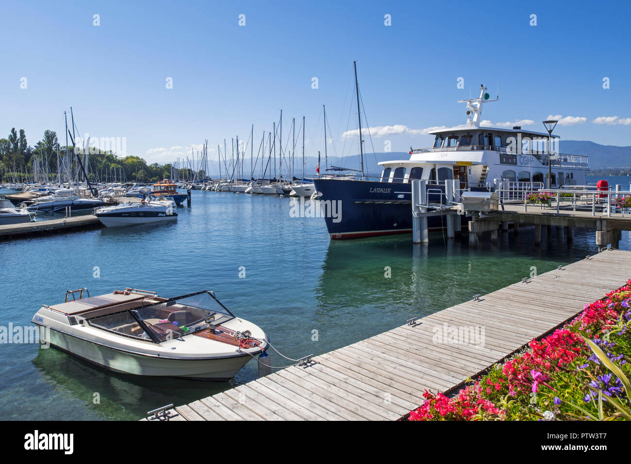 CGN passeggero ferry boat Lavaux e barche a vela in marina a Yvoire lungo il lago di Ginevra / Lac Leman, Alta Savoia, Francia Foto Stock