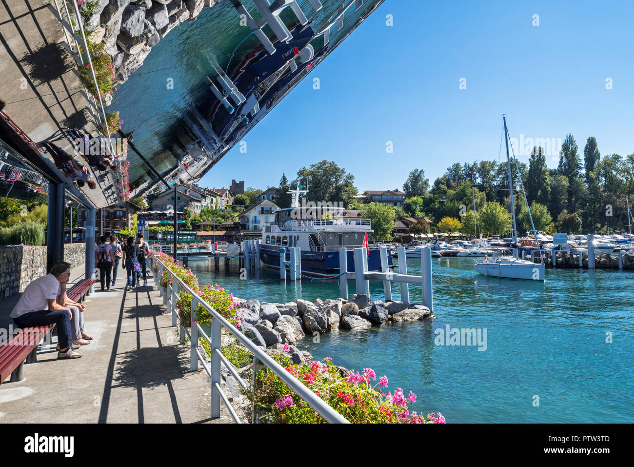 CGN passeggero ferry boat Lavaux e barche a vela in marina a Yvoire lungo il lago di Ginevra / Lac Leman, Alta Savoia, Francia Foto Stock