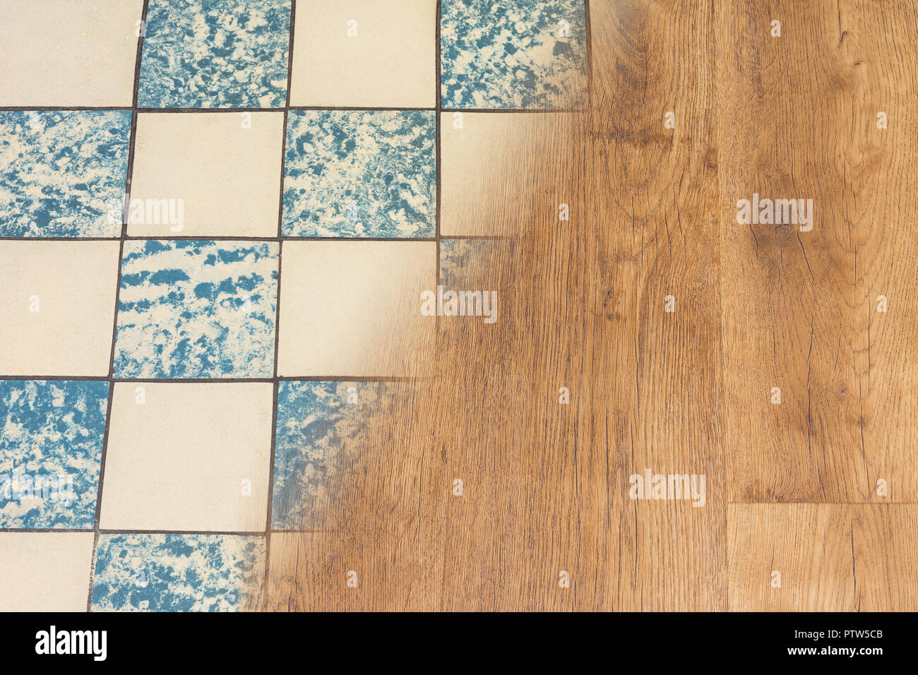 Retrò di piastrelle di ceramica e di moderno pavimento in vinile. Alloggiamento di concetto di rinnovamento. Contrasto di vecchio usurato il tiling e nuovo pavimento in legno texture. Split sfondo. Foto Stock