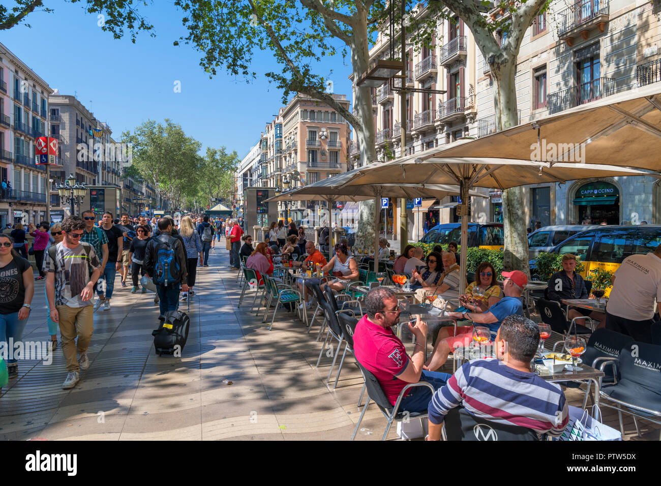Las Ramblas di Barcellona. Cafe sulla trafficata Rambla dels Caputxins, Barcellona, Catalunya, Spagna. Foto Stock