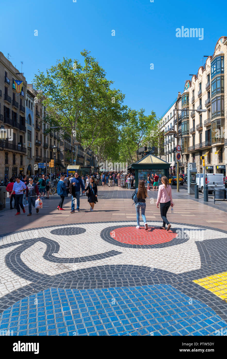 Joan Miro il mosaico su Pla de l'os, Las Ramblas, Barcelona, Catalunya, Spagna. Foto Stock