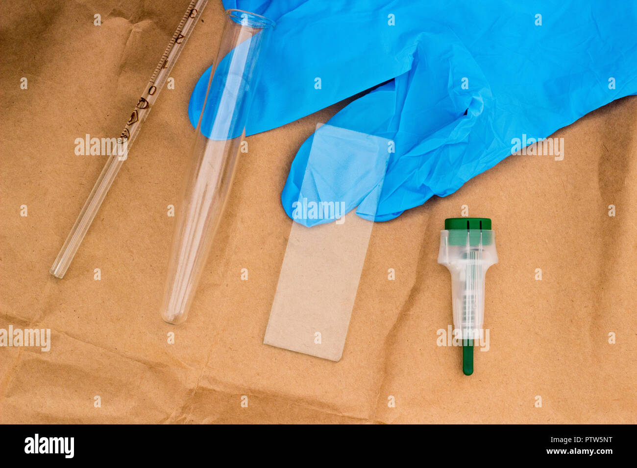 Kit medici per il prelievo di campioni di sangue, guanti medicali Foto Stock