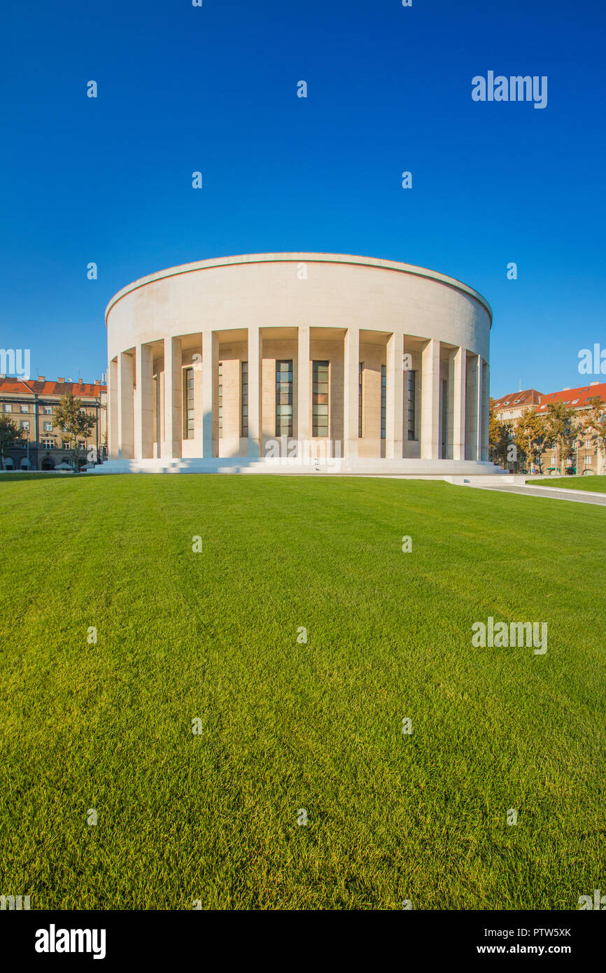 Zagabria, Croazia, monumentale galleria d'arte e bellissimo parco verde nel centro della capitale croata, architettura classica Foto Stock