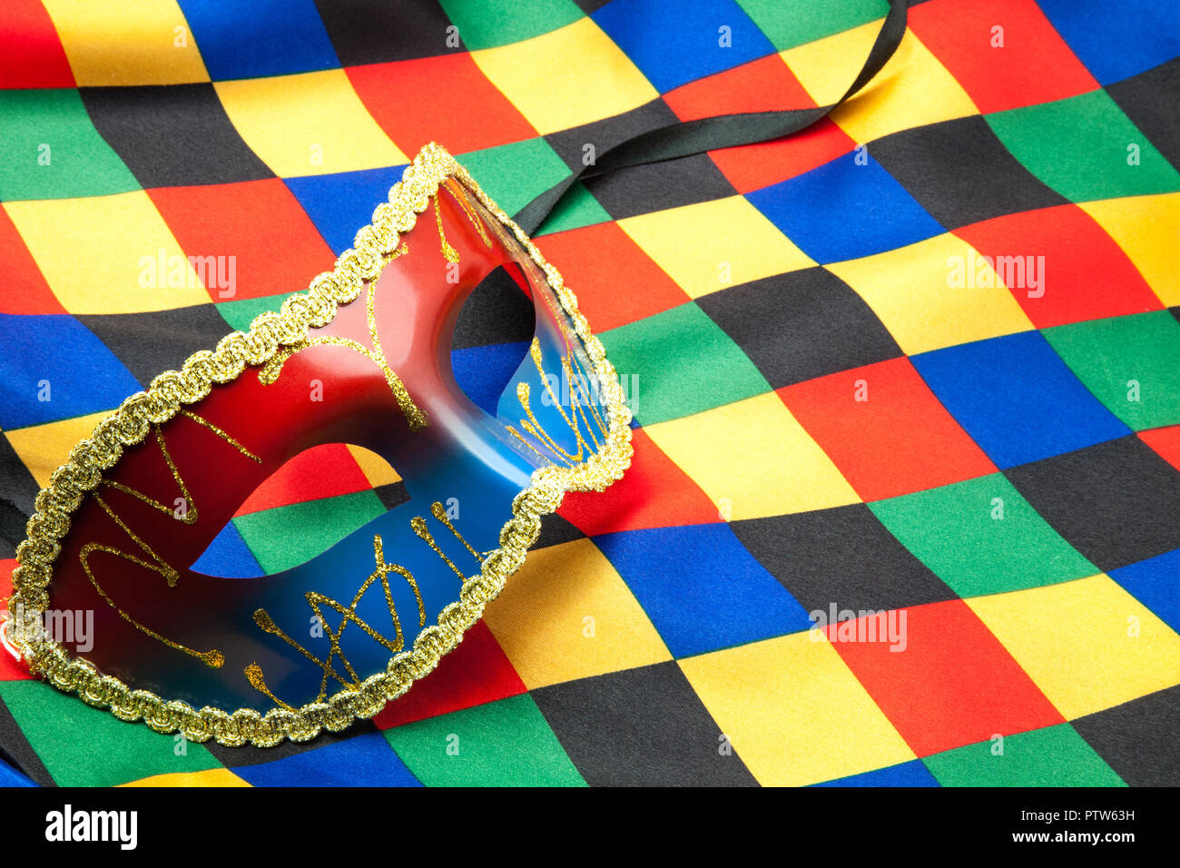 Maschera di carnevale in costume di Arlecchino Foto Stock