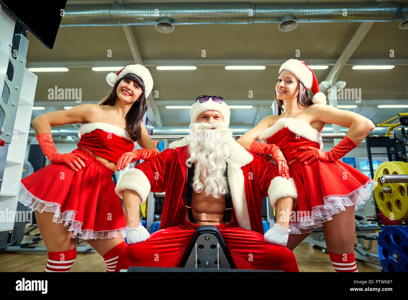 Immagini Babbo Natale In Palestra.Sport Babbo Natale Con Le Ragazze In Santa I Costumi In Palestra Foto Stock Alamy