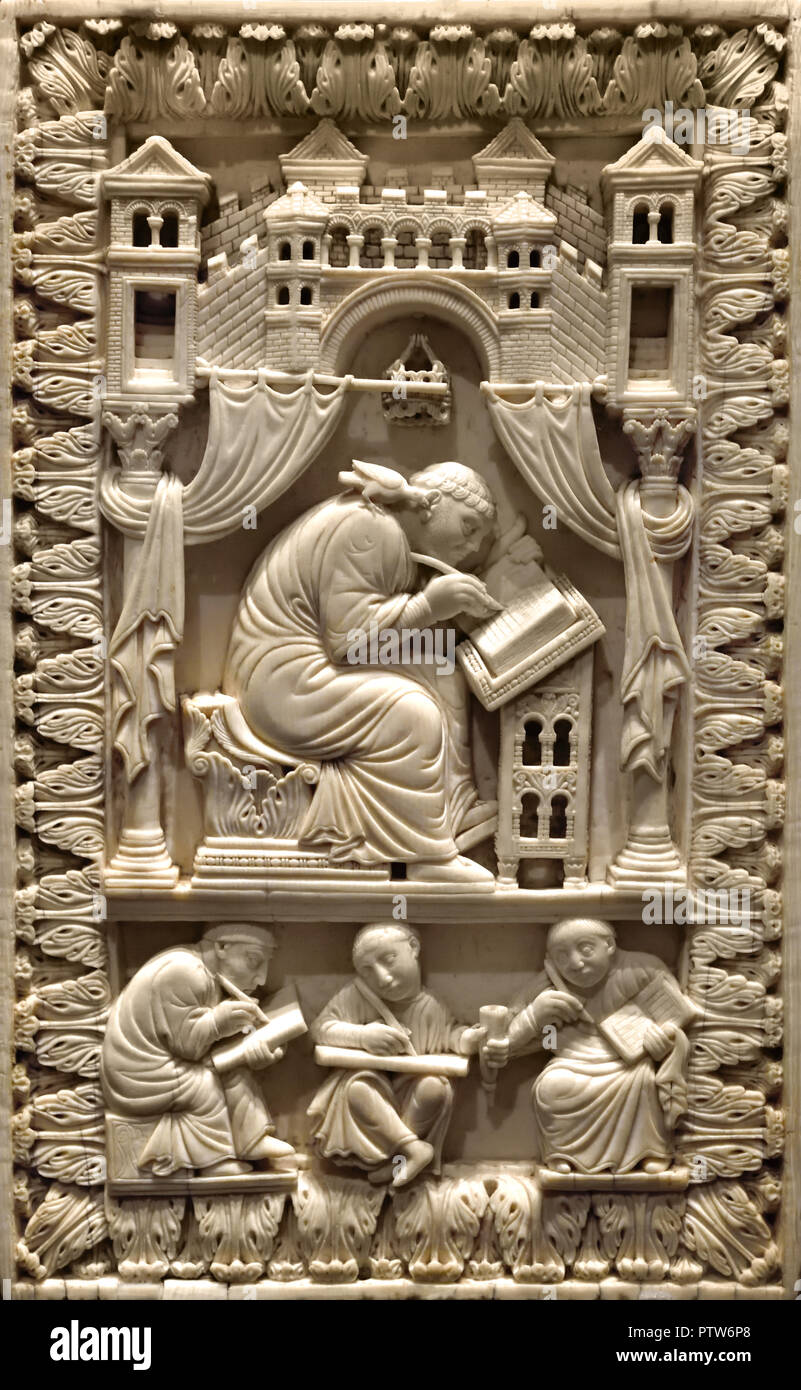Un nono secolo intagliato carolingia-avorio rilievo raffigurante San Gregorio (Papa Gregorio I) Scrittura con lo Spirito Santo in forma di colomba (il suo attributo), impartendo alla parola di Dio di santa che è preso in giù da scribi. Foto Stock