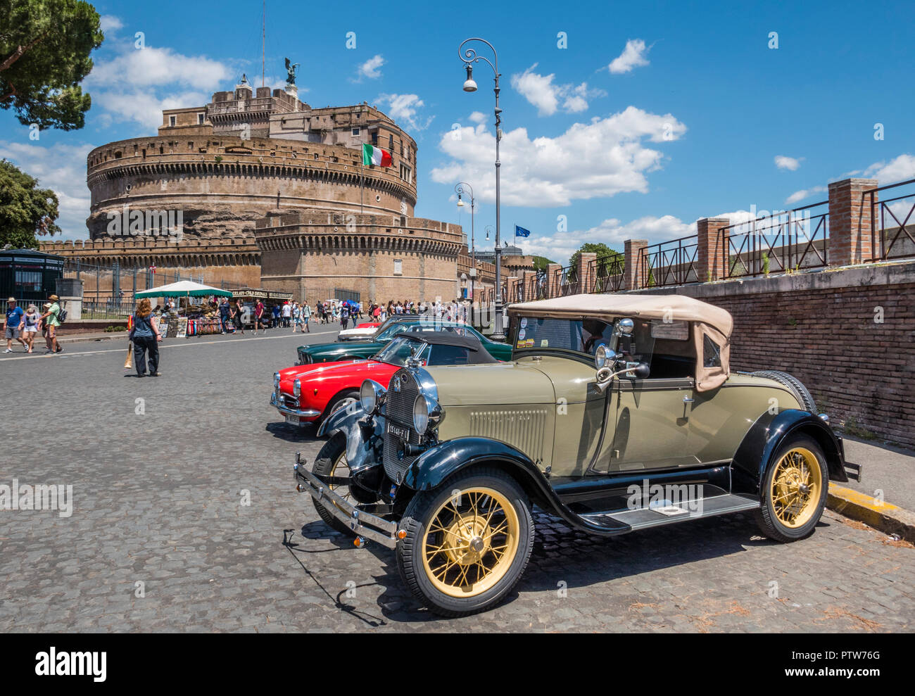 1930 Ford modello coupé contro lo sfondo di Castel Sant'Angelo a Roma, Italia Foto Stock