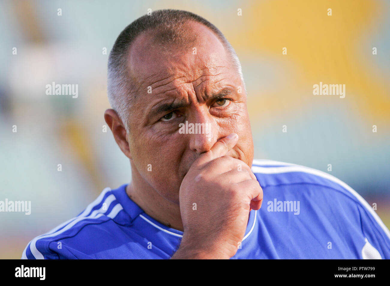 SOFIA, BULGARIA - 08 settembre 2011: Primo ministro bulgaro Boyko Borisov toccando il suo naso di beneficenza durante la partita di calcio di Sofia, Bulgaria, sep Foto Stock