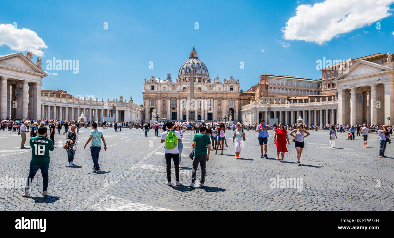 Piazza San Pietro e la Città del Vaticano, con la vista della Basilica di San Pietro e l'antico obelisco egiziano Foto Stock