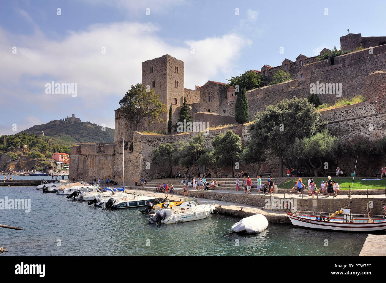 Collioure e il suo castello reale dal mare dando un aria fortificato della città Foto Stock