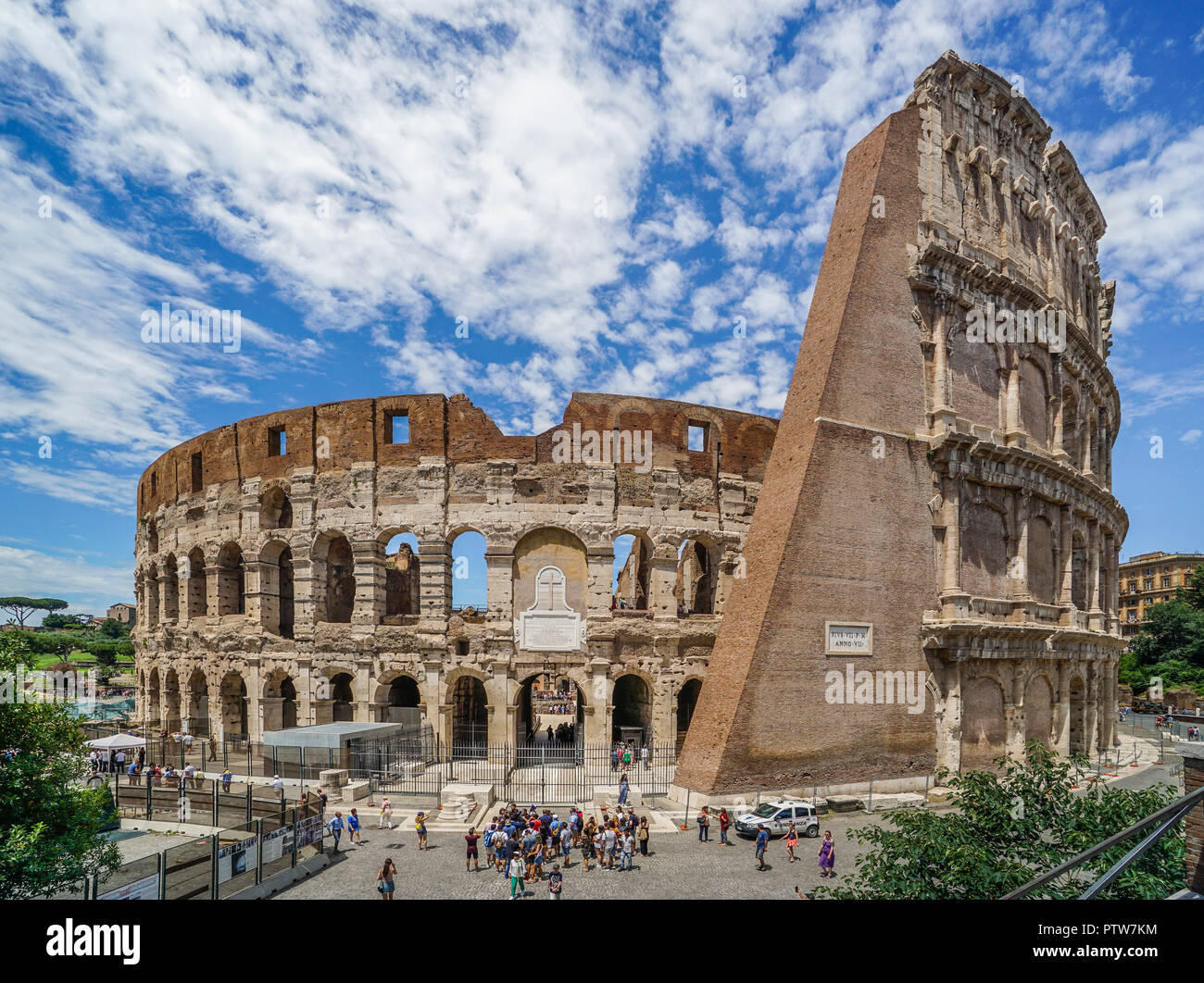 Un imponente sperone di mattoni supporta l'anello esterno del Colosseo, il più grande anfiteatro Romano mai costruito e uno della Roma più iconici attrarre turistici Foto Stock