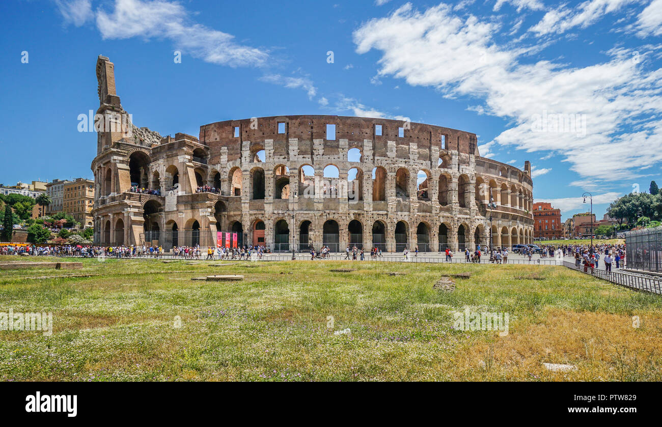 La facciata monumentale del Colosseo, il più grande anfiteatro Romano mai costruito e uno di Roma le più iconiche attrazioni turistiche Foto Stock