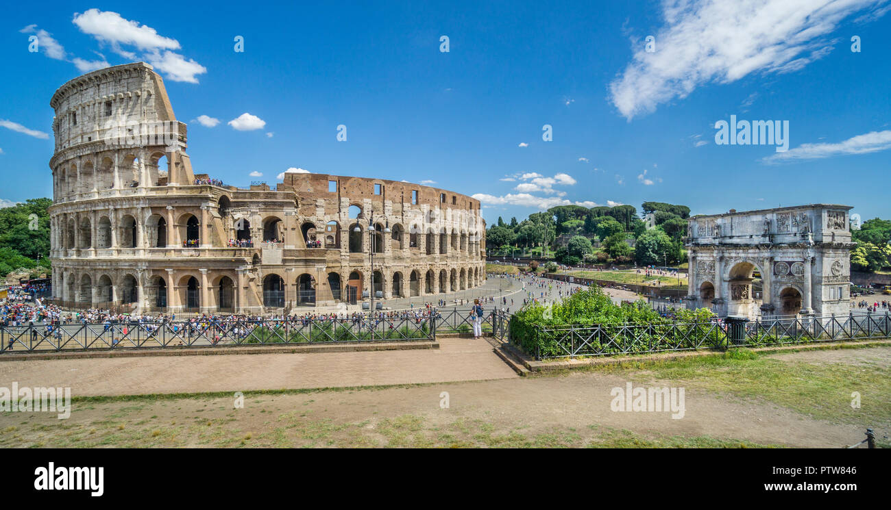 Vista del Colosseo Amphitheaterseen da Velian collina al Foro Romano, Roma, Italia Foto Stock