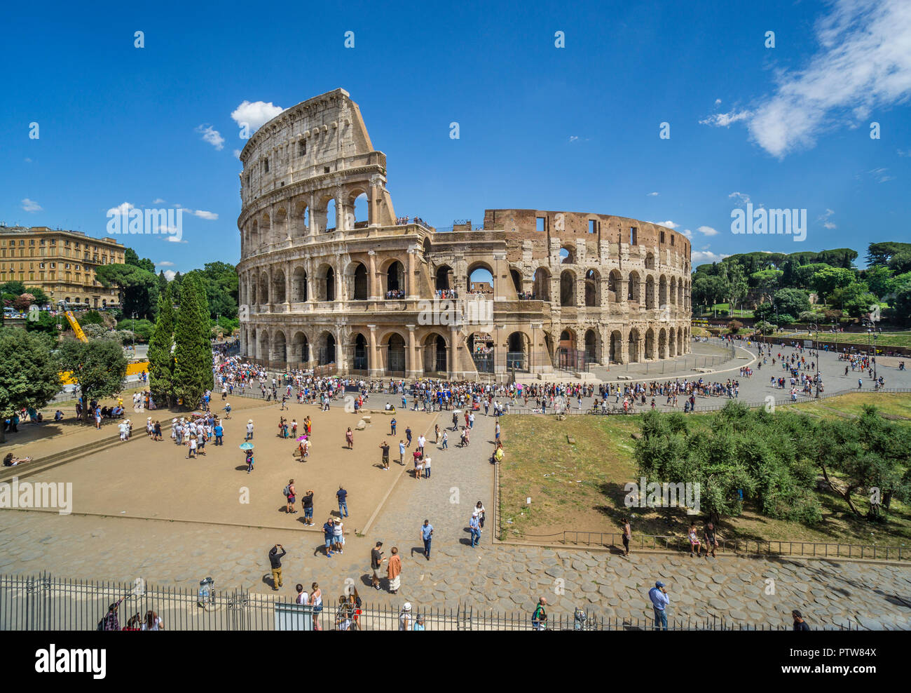 Vista del Colosseo Amphitheaterseen da Velian collina al Foro Romano, Roma, Italia Foto Stock
