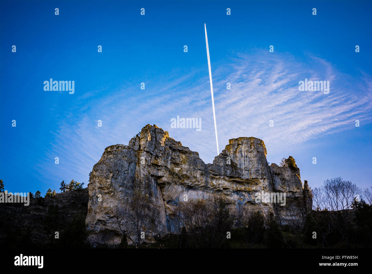 Contrails, le scie di condensazione sono la linea a forma di nuvole prodotte dagli aeromobili del gas di scarico del motore o cambiamenti nella pressione di aria, tipicamente a crociera di aeromobili al Foto Stock