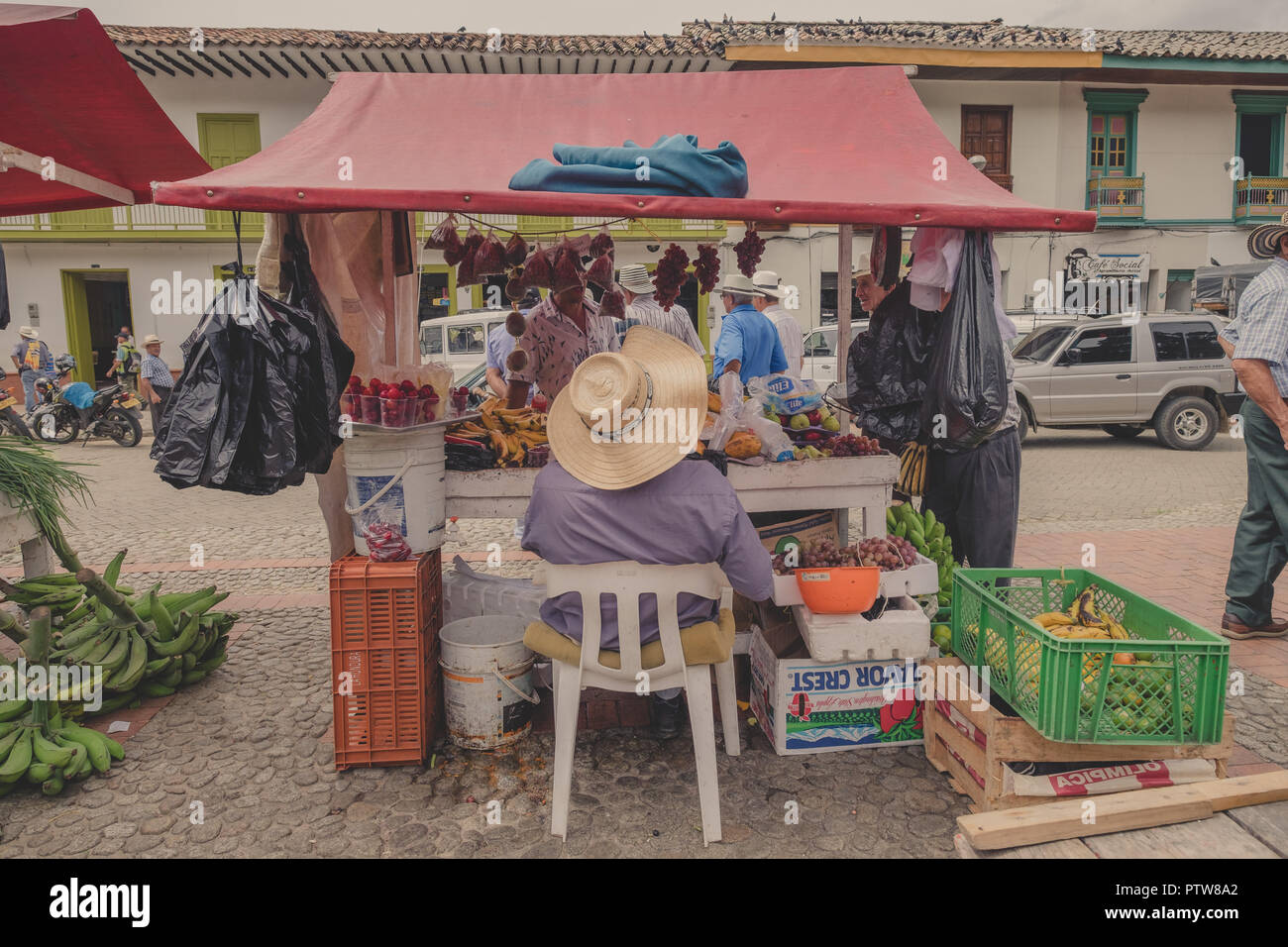 Un uomo seduto di fronte al suo mercato - stallo JERICO - COLOMBIA Foto Stock
