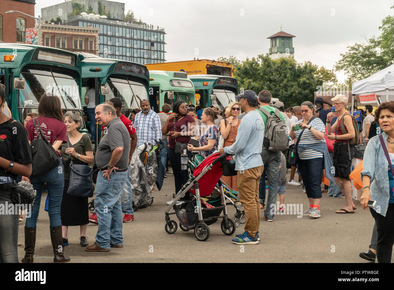 Migliaia di famiglie e pubblica gli amanti di transito visita la venticinquesima edizione del New York City Transit Bus Museo Festival in Ponte di Brooklyn Park di Brooklyn a New York di domenica 7 ottobre 2018. Una volta l'anno il museo rotola fuori la sua flotta di autobus d'epoca risalente agli inizi del XX secolo la maggior parte delle attuali veicoli consentendo alle persone di ricordi e sguazzare nella nostalgia per i veicoli, che diventano una sorta di macchina del tempo prendendo i visitatori indietro di un'altra epoca. (© Richard B. Levine) Foto Stock