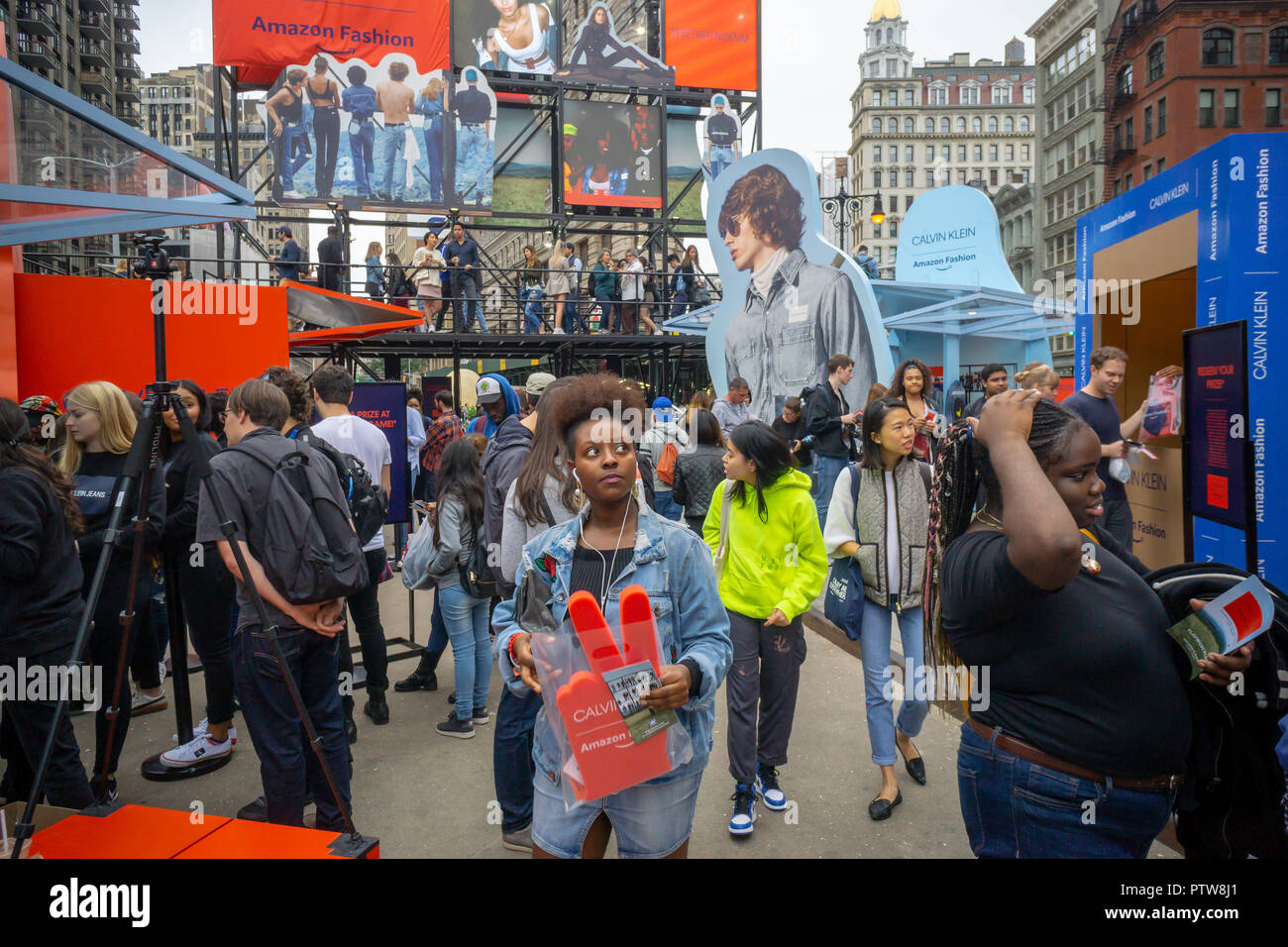 Centinaia di visitatori accorrono al Calvin Klein X Amazon Fashion branding  collaborazione evento in Flatiron Plaza di New York Sabato, Ottobre 6,  2018. I visitatori sono stati trattati per un certo numero
