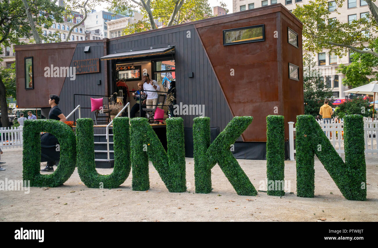 I visitatori al Madison Square Park di New York venerdì 5 ottobre 2018 Visita il Dunkin' Donuts Tiny Home, realizzato dalla nuova frontiera minuscolo case. La potenza di 275 piedi quadrati di casa corre sul biocarburante creato da 80 per cento speso Dunkin' caffè macinato e miscelato con alcol. Dunkin' Marche ha recentemente cambiato il nome di far cadere il 'donuts' moniker per meglio riflettere che il 60 percento delle loro vendite sono bevande di caffè. (© Richard B. Levine) Foto Stock