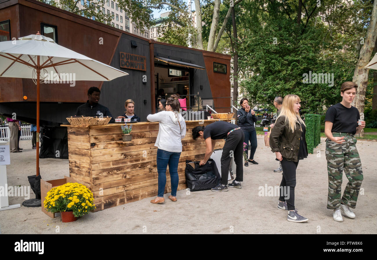 I visitatori al Madison Square Park di New York venerdì 5 ottobre 2018 Visita il Dunkin' Donuts Tiny Home, realizzato dalla nuova frontiera minuscolo case. La potenza di 275 piedi quadrati di casa corre sul biocarburante creato da 80 per cento speso Dunkin' caffè macinato e miscelato con alcol. Dunkin' Marche ha recentemente cambiato il nome di far cadere il 'donuts' moniker per meglio riflettere che il 60 percento delle loro vendite sono bevande di caffè. (Â© Richard B. Levine) Foto Stock