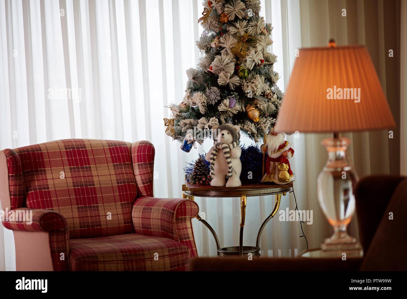 Santa Claus azienda confezione regalo a casa,sedere sulla sedia pensare piano per inviata scatola regalo per dare ai bambini Foto Stock