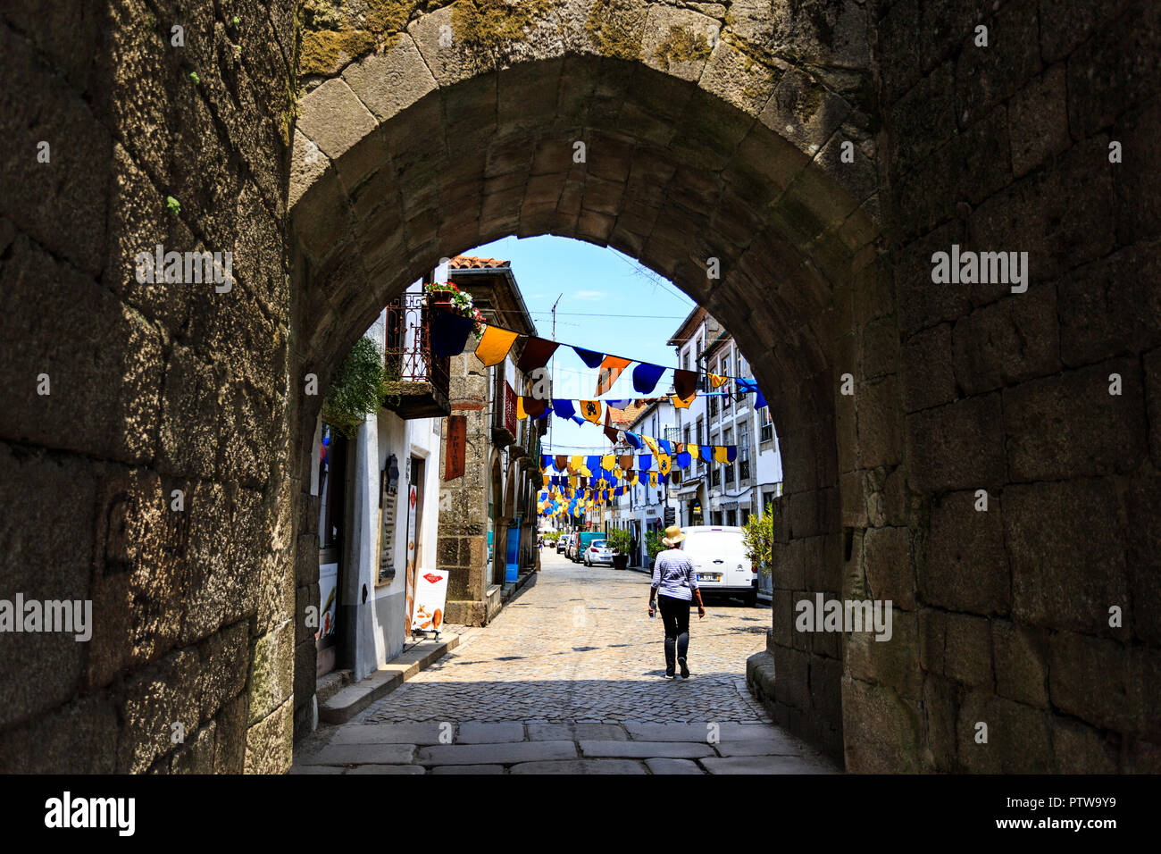 Vista dell'arco ogivale dall'interno del Kings Gate e la strada principale del centro storico di Trancoso, Portogallo Foto Stock