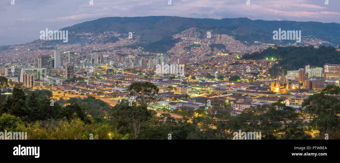 Vista panoramica della città di Medellin di notte Foto Stock