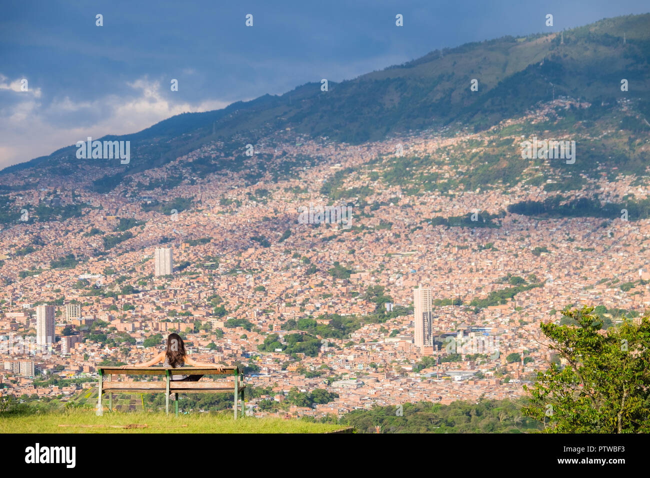 Una donna guarda il paesaggio di Medellin a CERRO EL VOLADOR Foto Stock