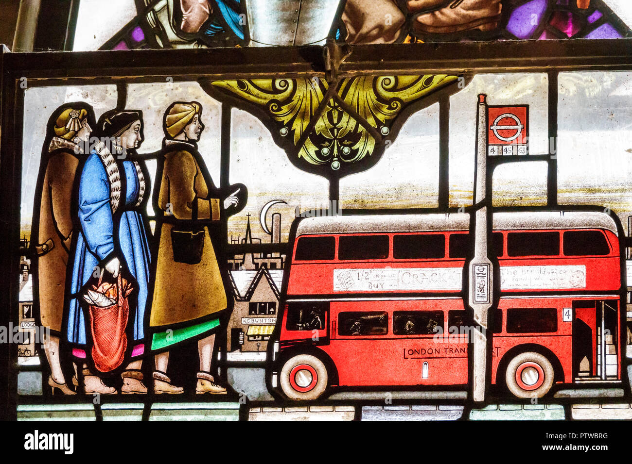 Londra Inghilterra,Regno Unito,Southwark,Christ Church,Anglican Church,vetrate colorate,community subject Matter,modern,red double decker bus,working women,UK Foto Stock