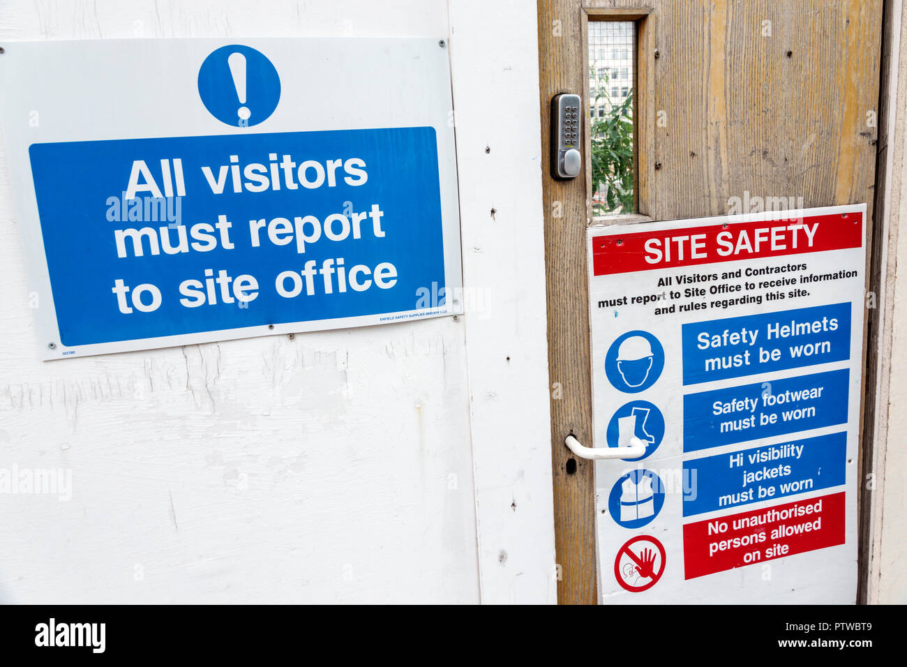 London England,UK,Southwark,under new construction site building builder,Office entrance,safety rules guidelines,hard cappelli,caschi,calzature adeguate,hig Foto Stock