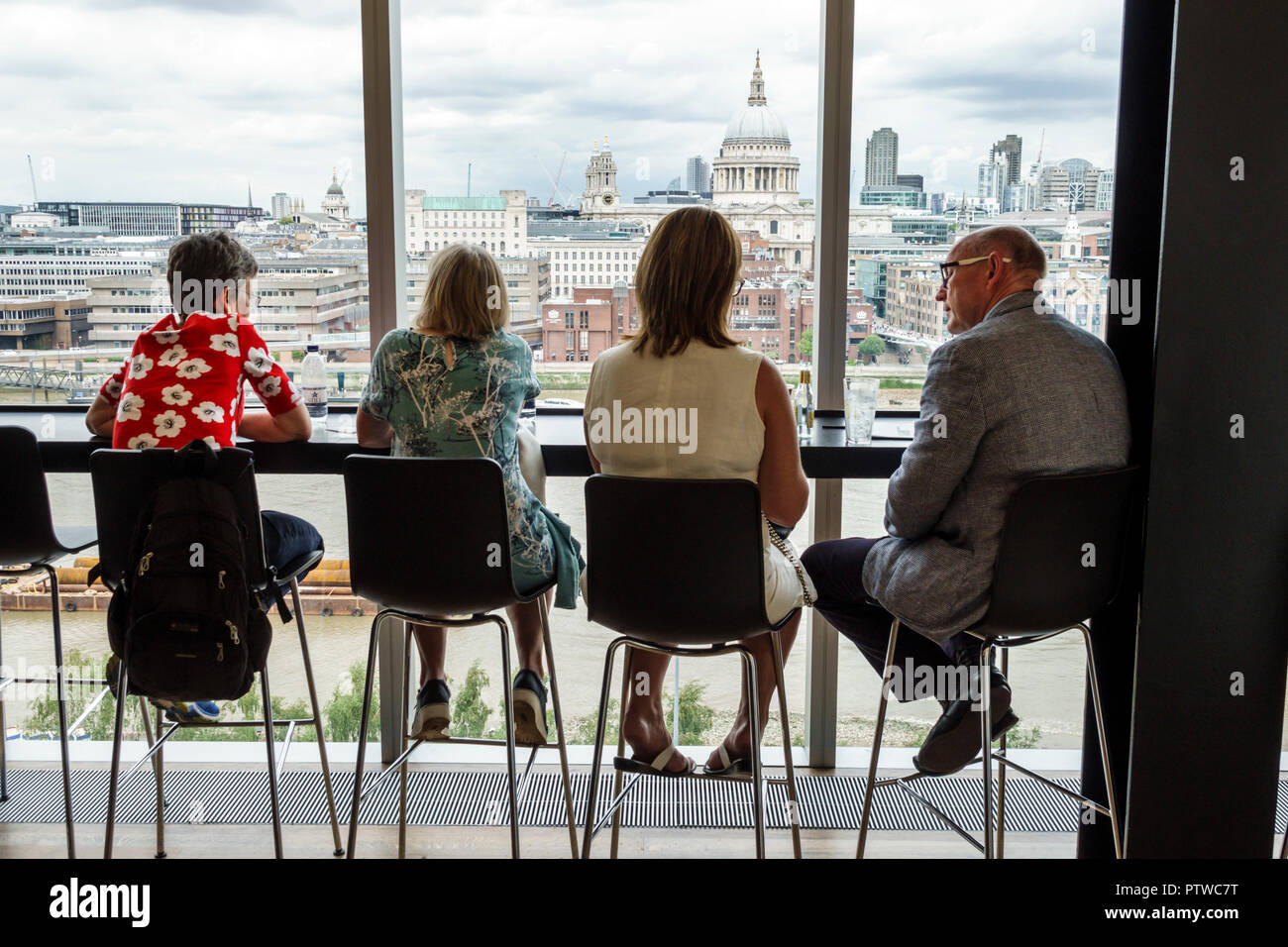 Londra Inghilterra,Regno Unito,Southwark,Bankside,Tate/Modern,galleria del museo d'arte contemporanea,interno,ristorante ristoranti, cibo, caffè, finestra Foto Stock